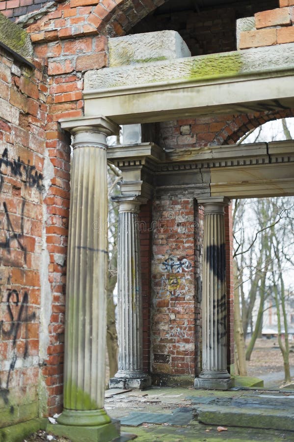 De geruïneerde kapel van rode baksteen met marmeren kolommen Dorische stijl royalty-vrije stock foto De geruïneerde kapel van rode baksteen met marmeren kolommen Dorische stijl royalty-vrije stock foto