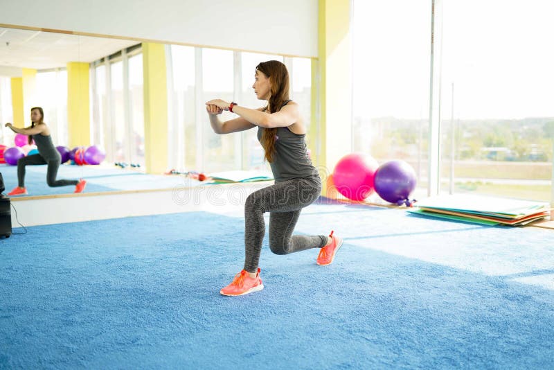 De geschiktheid van de vrouw mooie Kaukasische hogere vrouw met bal in gymnastiek Gezonde Levensstijl stock afbeeldingen De geschiktheid van de vrouw mooie Kaukasische hogere vrouw met bal in gymnastiek Gezonde Levensstijl stock afbeeldingen