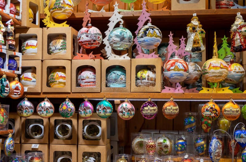 De geschilderde ballen van het Kerstmis decoratieve glas voor verkoop bij de ambachtsmarkt royalty-vrije stock afbeelding De geschilderde ballen van het Kerstmis decoratieve glas voor verkoop bij de ambachtsmarkt royalty-vrije stock afbeelding