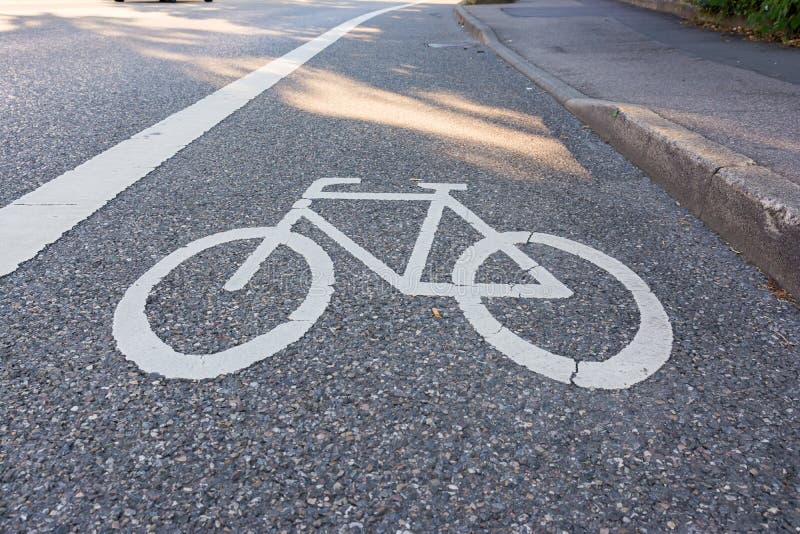 De geschilderde Veiligheid van Straatasphalt bicycle lane sign white royalty-vrije stock fotografie De geschilderde Veiligheid van Straatasphalt bicycle lane sign white royalty-vrije stock fotografie