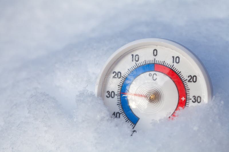 De gesneeuwde thermometer toont minus 29 Celsius-graad extreme koude wi