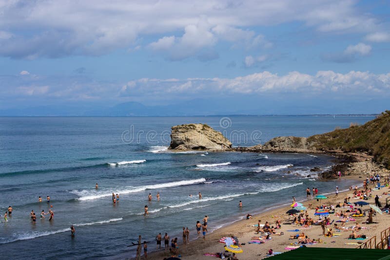 De gesteente van San Francesco, Baia di Trentova, Agropoli-parel van de Cilento, Salerno, Campania, Italië royalty-vrije stock fotografie De gesteente van San Francesco, Baia di Trentova, Agropoli-parel van de Cilento, Salerno, Campania, Italië royalty-vrije stock fotografie