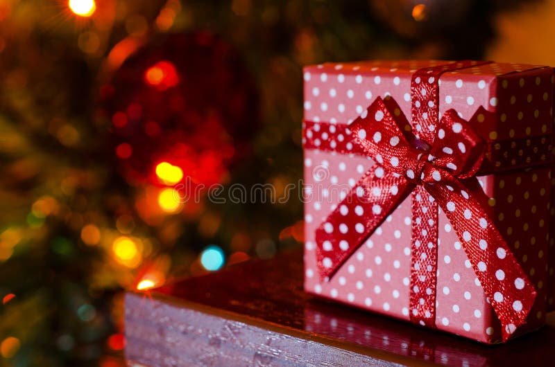 Gevlekte kerstcadeaubox op een wazige lichtachtergrond royalty-vrije stock afbeeldingen