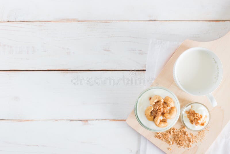 De gezonde die maaltijd van granola in glas wordt gemaakt, de Yoghurt en de cornflakes verfraaien voedsel met Cashewnoot met hete stock afbeeldingen De gezonde die maaltijd van granola in glas wordt gemaakt, de Yoghurt en de cornflakes verfraaien voedsel met Cashewnoot met hete stock afbeeldingen