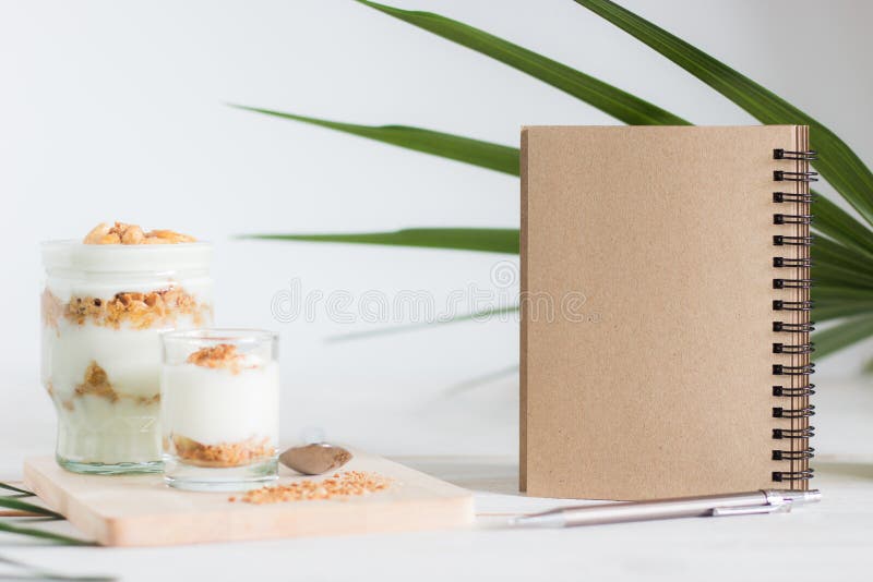 De gezonde die maaltijd van granola in glas wordt gemaakt, de Yoghurt en de cornflakes verfraaien voedsel stock fotografie De gezonde die maaltijd van granola in glas wordt gemaakt, de Yoghurt en de cornflakes verfraaien voedsel stock fotografie