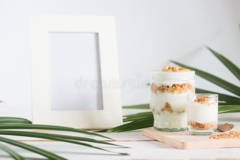 De gezonde die maaltijd van granola in glas wordt gemaakt, de Yoghurt en de cornflakes verfraaien voedsel met Cashewnoot royalty-vrije stock afbeeldingen De gezonde die maaltijd van granola in glas wordt gemaakt, de Yoghurt en de cornflakes verfraaien voedsel met Cashewnoot royalty-vrije stock afbeeldingen
