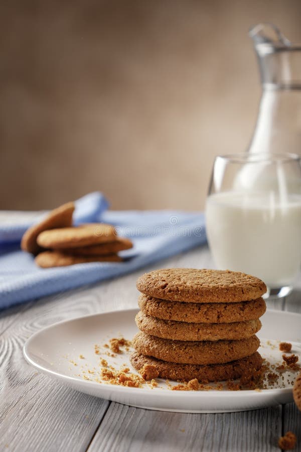 De gezonde koekjes van het ontbijthavermeel met melk stock afbeeldingen De gezonde koekjes van het ontbijthavermeel met melk stock afbeeldingen
