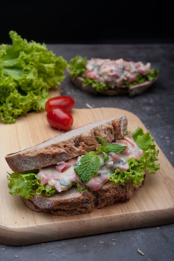 De gezonde tomaat van het sandwichesontbijt, sla royalty-vrije stock foto's De gezonde tomaat van het sandwichesontbijt, sla royalty-vrije stock foto's
