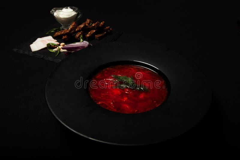 De gezouten reuzel met peper en zwart brood ligt op een plaat, naast het plateren er met rode borsjt close-up, hoogste mening royalty-vrije stock fotografie De gezouten reuzel met peper en zwart brood ligt op een plaat, naast het plateren er met rode borsjt close-up, hoogste mening royalty-vrije stock fotografie