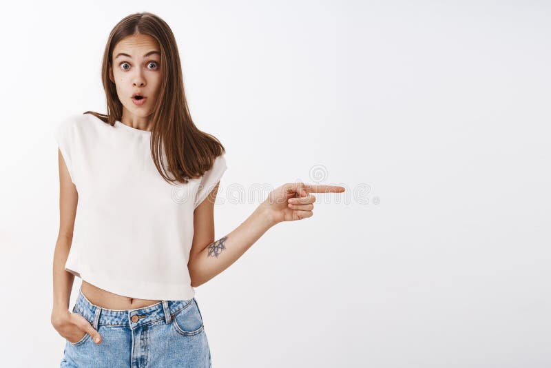 De geïmponeerde, verraste vrouw die vraag stellen over ongelooflijke vertoning, die op reis over buitenlandse stadsholding zijn d royalty-vrije stock foto's De geïmponeerde, verraste vrouw die vraag stellen over ongelooflijke vertoning, die op reis over buitenlandse stadsholding zijn d royalty-vrije stock foto's
