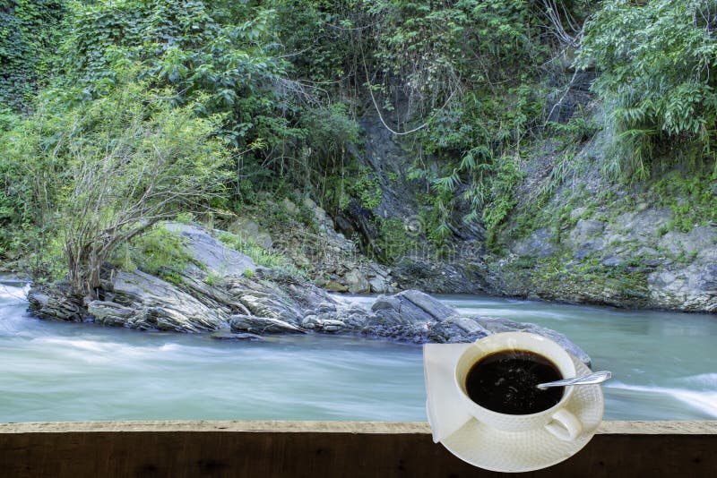 De geïsoleerde Hete koffie zette een glas van wit met een toevallige onderbreking voor stock afbeeldingen De geïsoleerde Hete koffie zette een glas van wit met een toevallige onderbreking voor stock afbeeldingen
