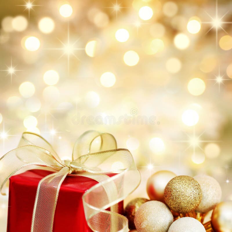 De gift en de snuisterijen van Kerstmis op gouden achtergrond