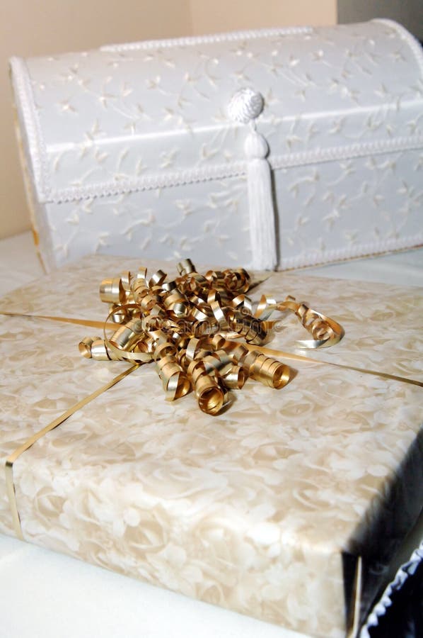 Bruidsgeschenkdozen en lint stock foto