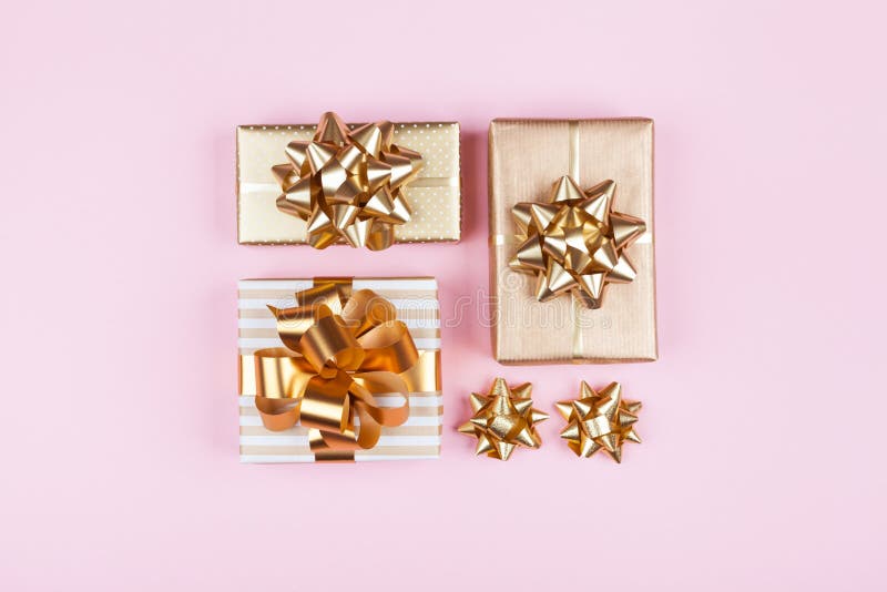 De giften of stelt dozen met gouden bogen op roze pastelkleur hoogste mening voor als achtergrond Vlak leg voor verjaardag, Kerst stock fotografie De giften of stelt dozen met gouden bogen op roze pastelkleur hoogste mening voor als achtergrond Vlak leg voor verjaardag, Kerst stock fotografie