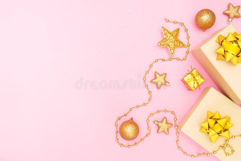 De giftendozen of stelt dozen met gouden bogen, ster en bal op roze achtergrond voor verjaardag, Kerstmis of huwelijksceremonie v stock afbeeldingen De giftendozen of stelt dozen met gouden bogen, ster en bal op roze achtergrond voor verjaardag, Kerstmis of huwelijksceremonie v stock afbeeldingen
