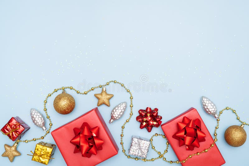 De giftendozen of stelt dozen met rode bogen, ster en bal op blauwe achtergrond voor verjaardag, Kerstmis of huwelijksceremonie v stock fotografie De giftendozen of stelt dozen met rode bogen, ster en bal op blauwe achtergrond voor verjaardag, Kerstmis of huwelijksceremonie v stock fotografie