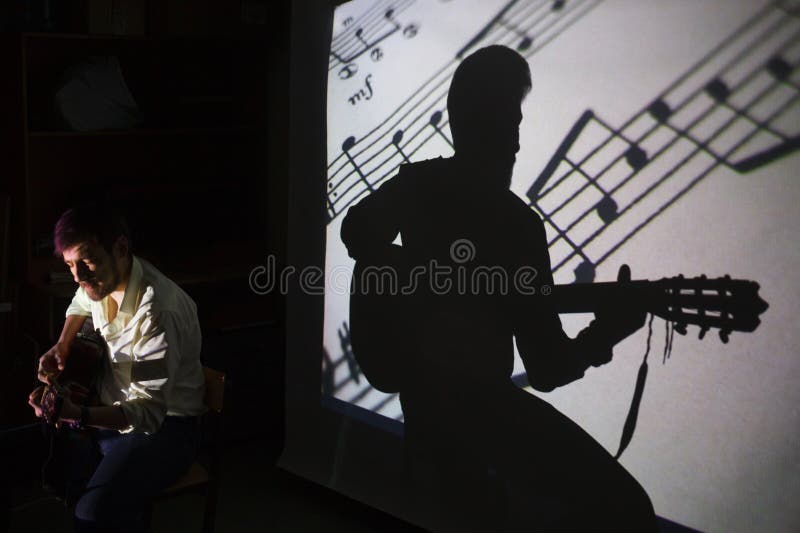 Een Lied In De Schaduw Silhouet Van Gitarist Die Gitaar Speelt En Een Geslaagd Gitarist