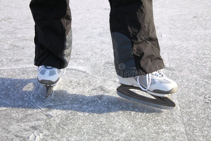 De glace de patinage l'hiver de congélation d'étang à l'extérieur image libre de droits De glace de patinage l'hiver de congélation d'étang à l'extérieur image libre de droits