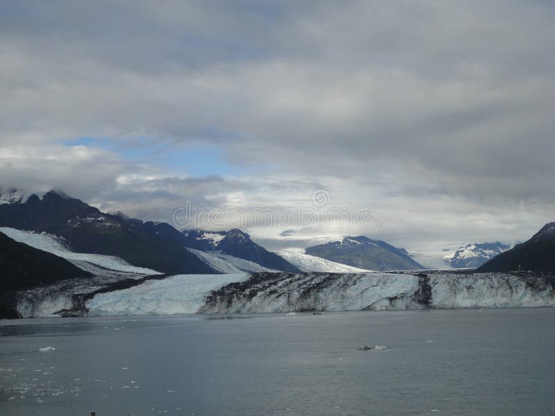 De Gletsjer van Harvard aan het eind van Universiteitsfjord Alaska Brede gletsjer die zijn weg snijden aan het overzees Het water royalty-vrije stock afbeeldingen De Gletsjer van Harvard aan het eind van Universiteitsfjord Alaska Brede gletsjer die zijn weg snijden aan het overzees Het water royalty-vrije stock afbeeldingen
