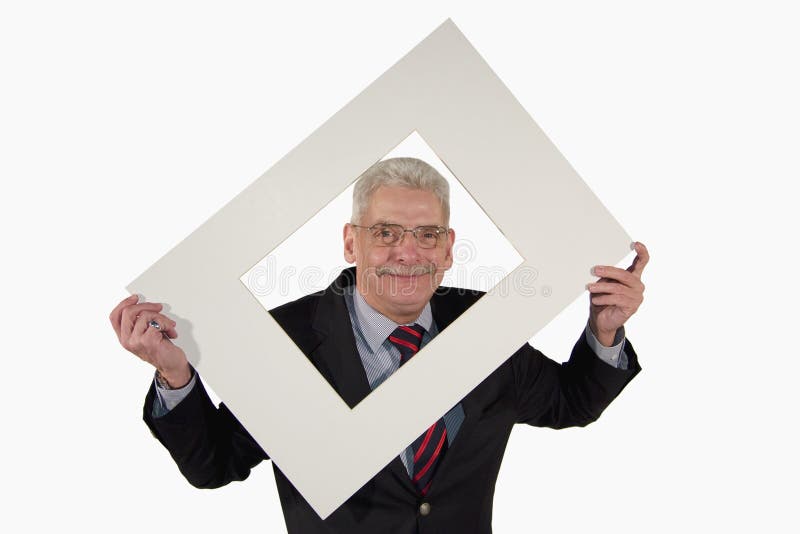 De glimlachende hogere zakenman die een foto houdt zet op stock afbeeldingen De glimlachende hogere zakenman die een foto houdt zet op stock afbeeldingen