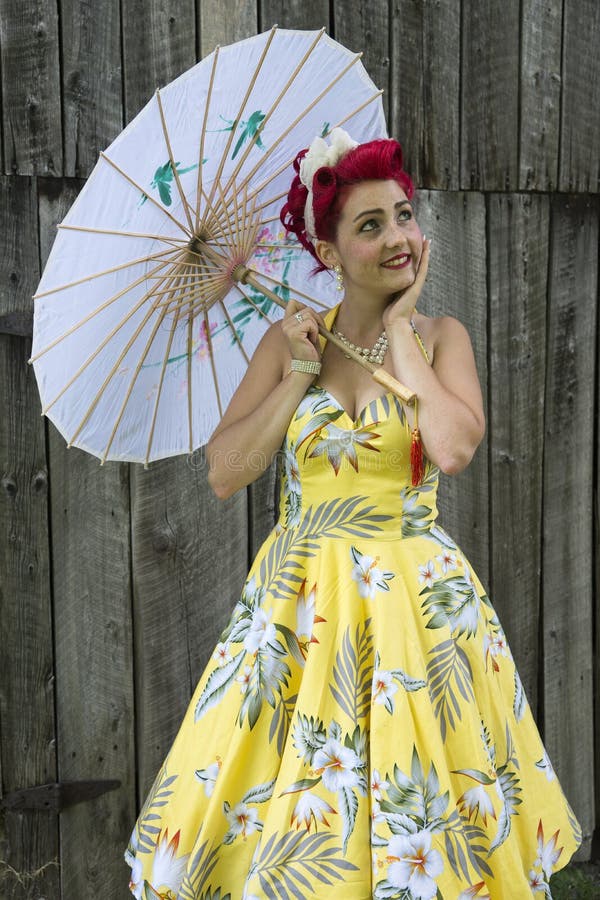 Lachende retrovrouw met een paraplu stock foto's