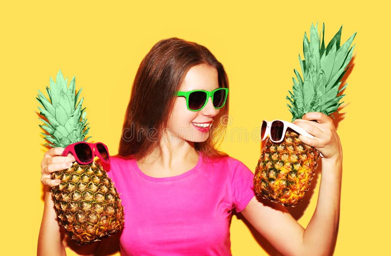 De glimlachende vrouw van het manierportret en ananas twee in zonnebril royalty-vrije stock foto De glimlachende vrouw van het manierportret en ananas twee in zonnebril royalty-vrije stock foto