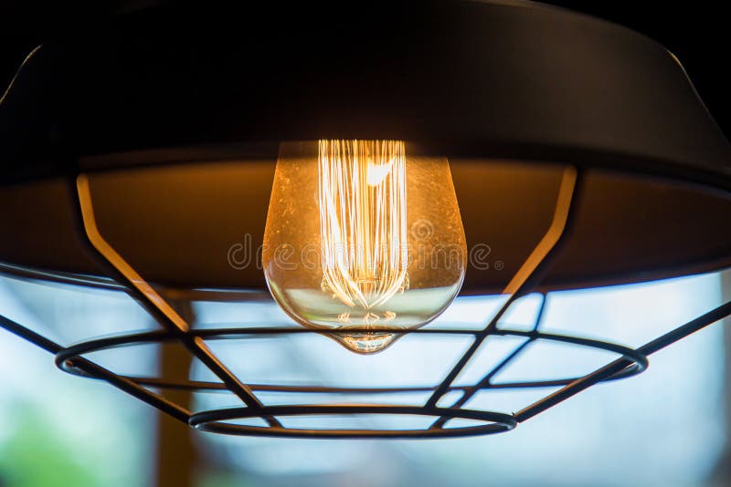 De gloeiende verlichtingsbol met verfraait lamp uitstekende stijl stock fotografie De gloeiende verlichtingsbol met verfraait lamp uitstekende stijl stock fotografie