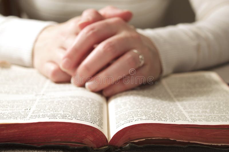 De Godsdienstige Bijbel van het liefdehart royalty-vrije stock fotografie De Godsdienstige Bijbel van het liefdehart royalty-vrije stock fotografie
