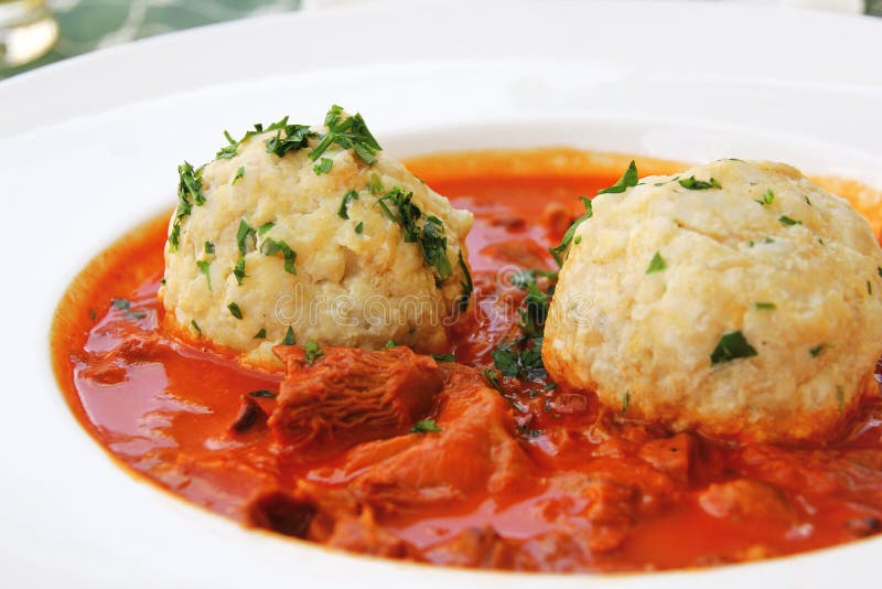 De goelasj van de cantharelpaddestoel met broodbollen stock afbeelding De goelasj van de cantharelpaddestoel met broodbollen stock afbeelding