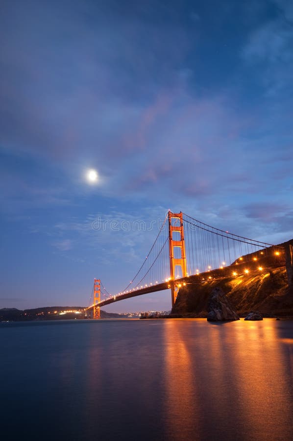 De gouden Brug van de Poort, San Francisco bij schemer stock afbeeldingen De gouden Brug van de Poort, San Francisco bij schemer stock afbeeldingen