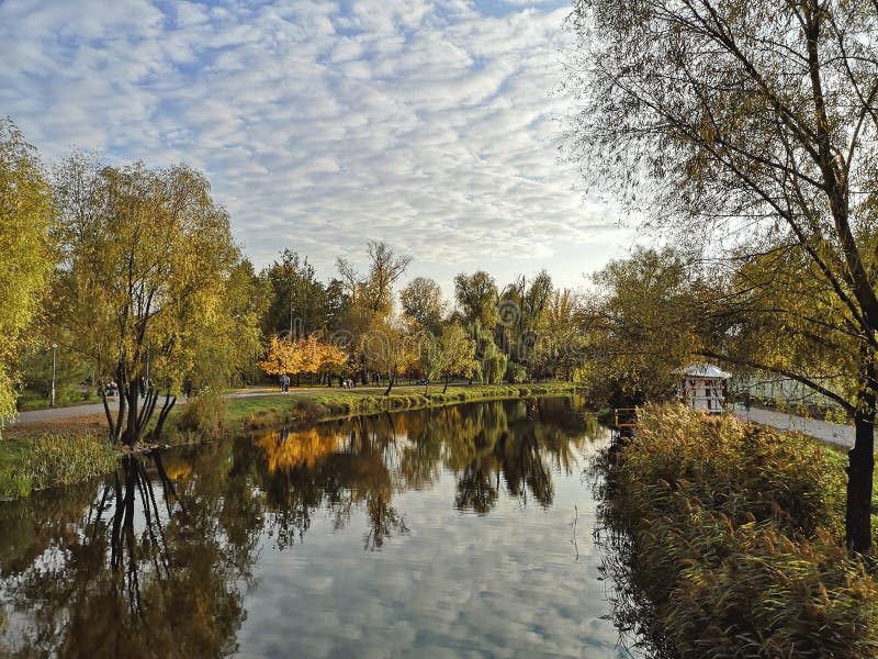 De gouden herfst in het park rond het meer in Kyiv, de Oekraïne royalty-vrije stock foto's De gouden herfst in het park rond het meer in Kyiv, de Oekraïne royalty-vrije stock foto's