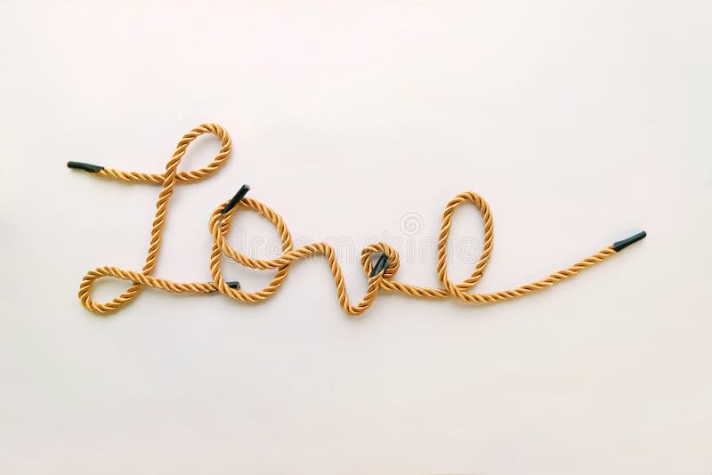 De gouden kleurenkabel maakt handschriftwoord van Liefde royalty-vrije stock fotografie De gouden kleurenkabel maakt handschriftwoord van Liefde royalty-vrije stock fotografie