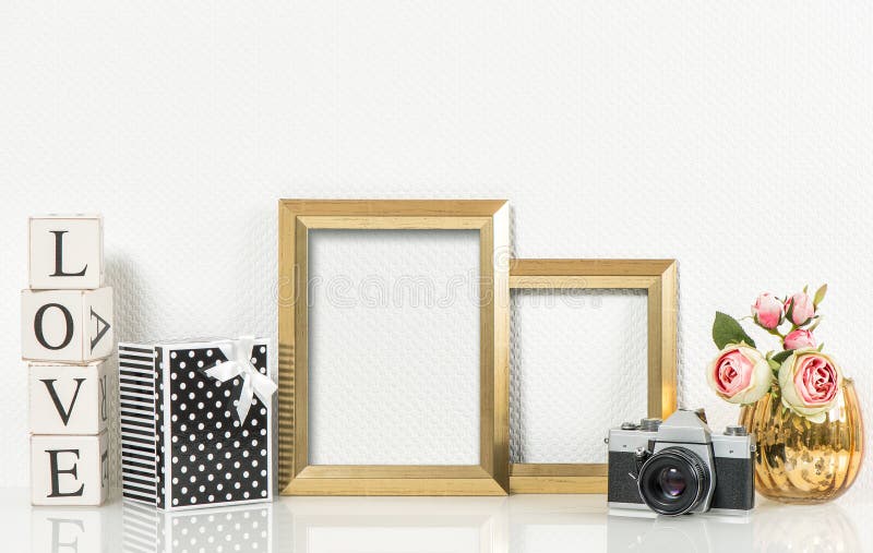 De gouden omlijstingen, namen bloemen en uitstekende camera toe product royalty-vrije stock afbeelding De gouden omlijstingen, namen bloemen en uitstekende camera toe product royalty-vrije stock afbeelding