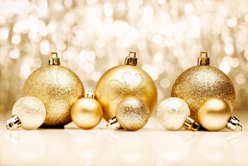 De gouden snuisterijen van Kerstmis stock afbeelding De gouden snuisterijen van Kerstmis stock afbeelding