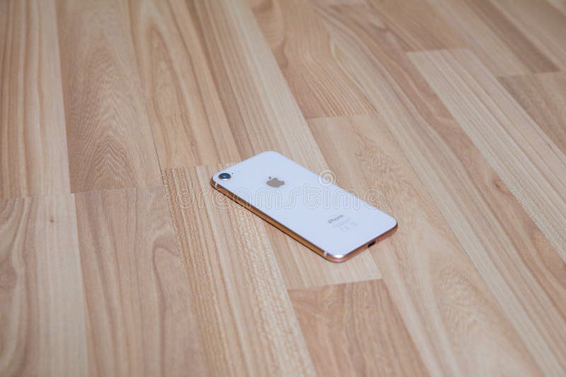 De gouden telefoon van Apple in woonkamer Oude houten textuur Stedelijk huisontwerp stock afbeeldingen De gouden telefoon van Apple in woonkamer Oude houten textuur Stedelijk huisontwerp stock afbeeldingen