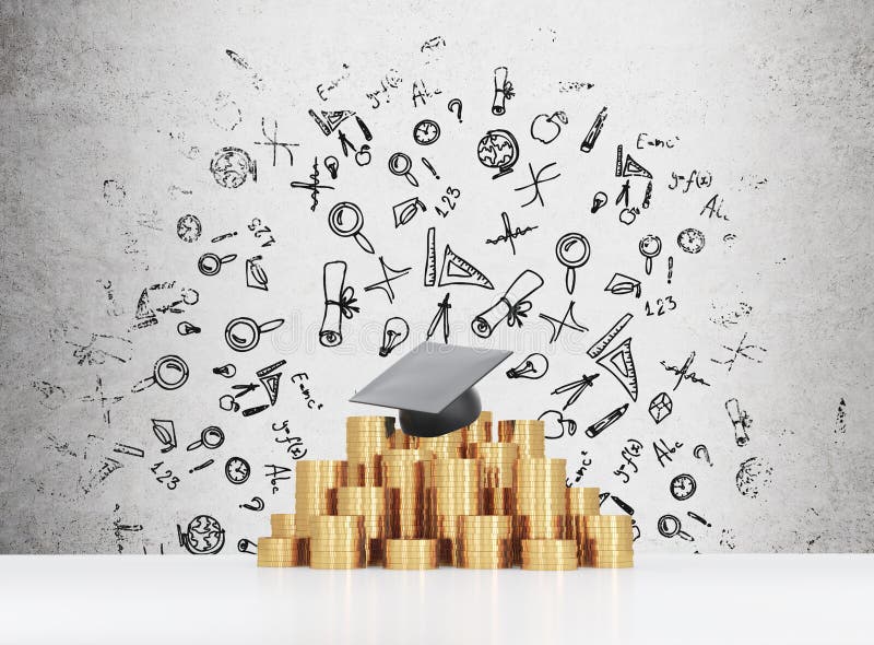 De graduatiehoed legt op de muntstukkenpiramide Een concept een hoge prijs voor het universitaire onderwijs stock foto De graduatiehoed legt op de muntstukkenpiramide Een concept een hoge prijs voor het universitaire onderwijs stock foto