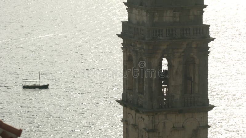 De grands monuments se dressent à côté de la mer, une grande tour en pierre et un clocher accrochés à la mer avec un