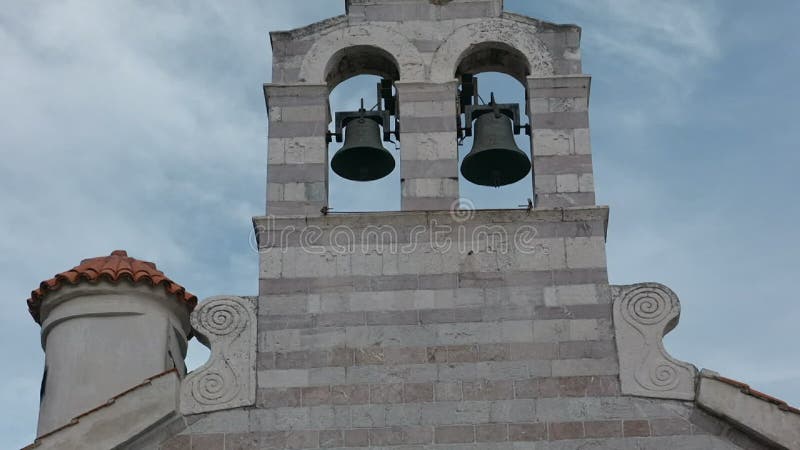 De grands monuments se dressent à côté de la mer, une grande tour en pierre et un clocher accrochés à la mer avec un