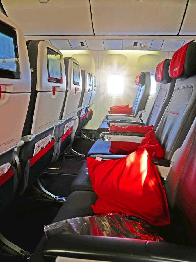 De grands sièges d'avion juste avant le chargement des passagers De grandes attentes de voyage photographie stock libre de droits De grands sièges d'avion juste avant le chargement des passagers De grandes attentes de voyage photographie stock libre de droits