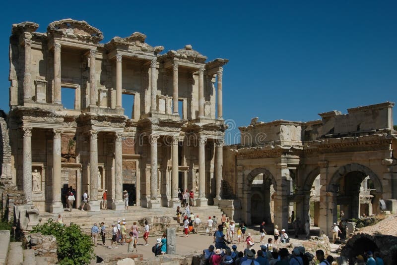 De Griekse ruïnes van de Bibliotheek in Ephesus stock foto De Griekse ruïnes van de Bibliotheek in Ephesus stock foto