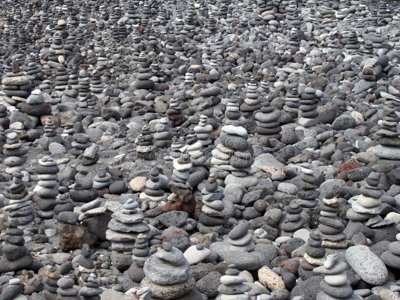 De grijze kiezelstenen en de stenen op een strand schikten in een grote inzameling die van stapels en torens het kader vullen royalty-vrije stock fotografie De grijze kiezelstenen en de stenen op een strand schikten in een grote inzameling die van stapels en torens het kader vullen royalty-vrije stock fotografie