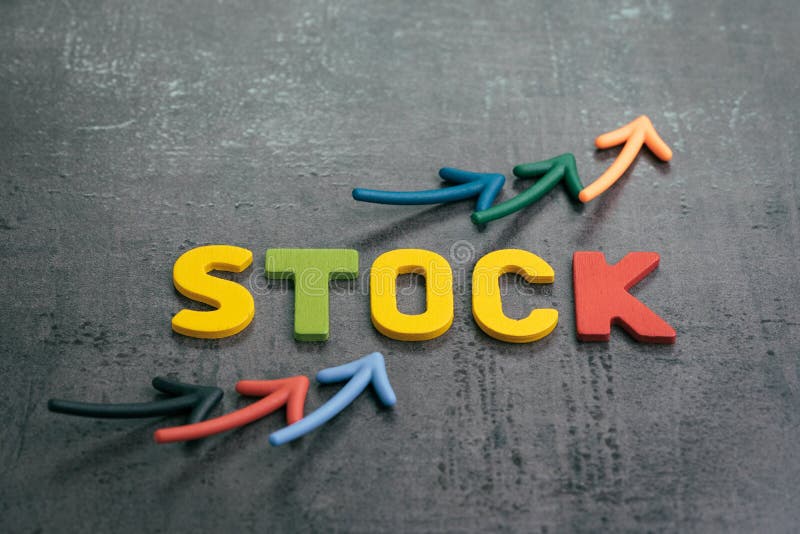 De groei in concept van de effectenbeurs het toenemende prijs, pijlen die als prijsgrafiek benadrukken met kleurrijke brieven die stock fotografie De groei in concept van de effectenbeurs het toenemende prijs, pijlen die als prijsgrafiek benadrukken met kleurrijke brieven die stock fotografie