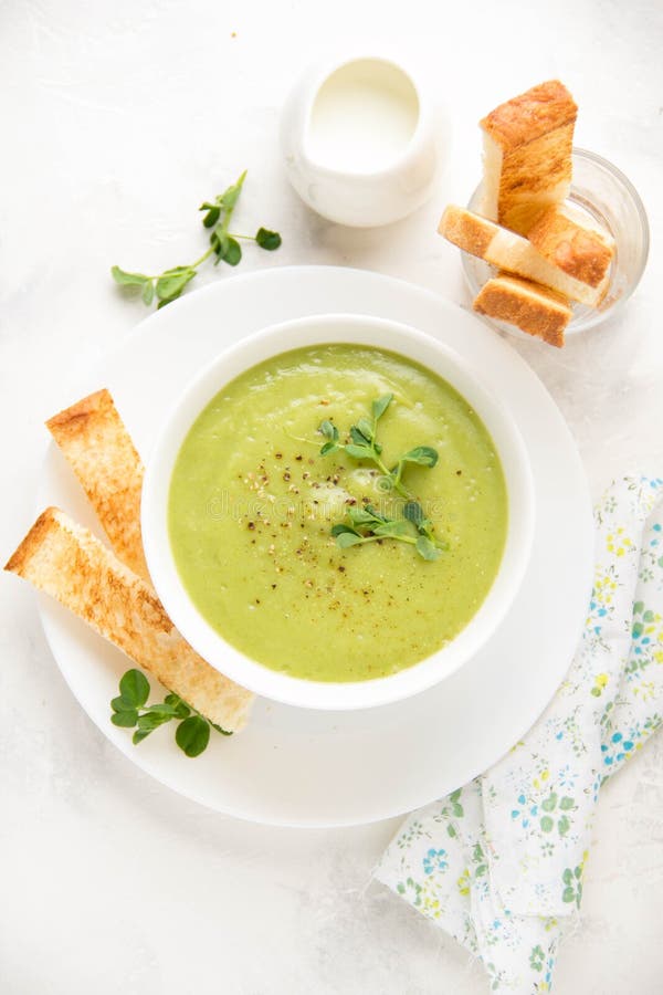 De groene broccoli van de room groentesoep, erwten, courgette, spinazie) met toost, croutons De heerlijke vegetarische gezonde le royalty-vrije stock afbeelding De groene broccoli van de room groentesoep, erwten, courgette, spinazie) met toost, croutons De heerlijke vegetarische gezonde le royalty-vrije stock afbeelding