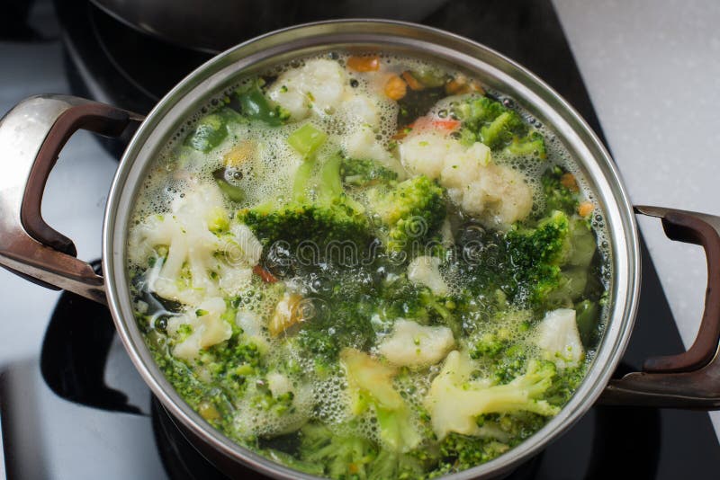 De groene broccoli zijn in de pan in kokend water stock afbeeldingen De groene broccoli zijn in de pan in kokend water stock afbeeldingen