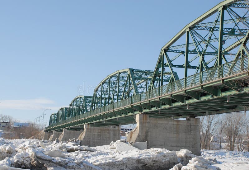 De groene brug van de metaalbundel acorss een bevroren rivier royalty-vrije stock foto's De groene brug van de metaalbundel acorss een bevroren rivier royalty-vrije stock foto's