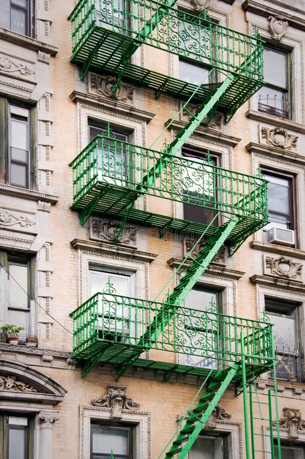 De groene buitentreden van de metaalbrandtrap, New York royalty-vrije stock afbeeldingen De groene buitentreden van de metaalbrandtrap, New York royalty-vrije stock afbeeldingen