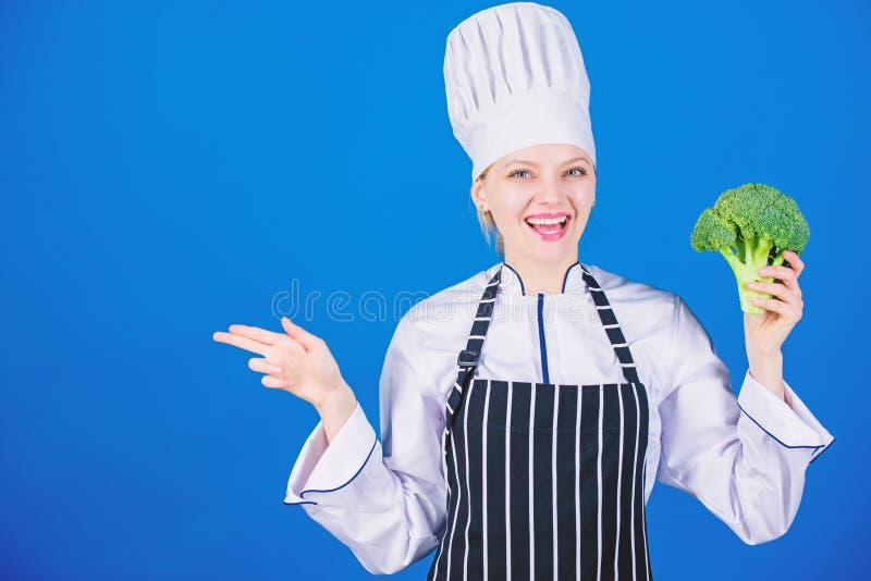 De groente van de meisjesgreep Organische voeding De greepbroccoli die van de vrouwenchef-kok op exemplaarruimte richten Gezonde royalty-vrije stock fotografie De groente van de meisjesgreep Organische voeding De greepbroccoli die van de vrouwenchef-kok op exemplaarruimte richten Gezonde royalty-vrije stock fotografie