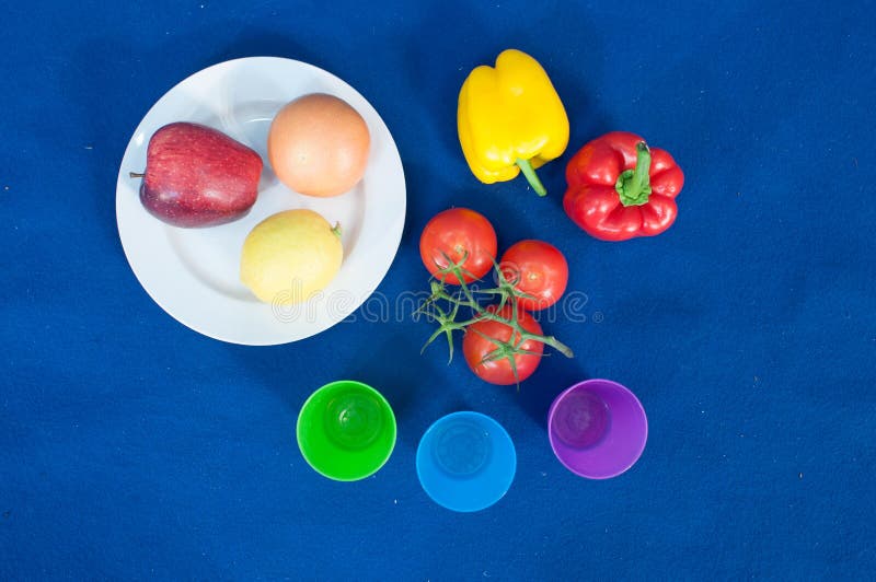 De groenten en de vruchten zijn een belangrijk stuk van een gezonde voeding, en de verscheidenheid is belangrijk royalty-vrije stock afbeelding De groenten en de vruchten zijn een belangrijk stuk van een gezonde voeding, en de verscheidenheid is belangrijk royalty-vrije stock afbeelding