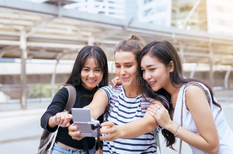 De groep diverse vrouwenreiziger maakt haar selfie bij op de straten lopen, Gelukkig en winkelcomplex, Mooie vrouwen die glimlach royalty-vrije stock afbeeldingen De groep diverse vrouwenreiziger maakt haar selfie bij op de straten lopen, Gelukkig en winkelcomplex, Mooie vrouwen die glimlach royalty-vrije stock afbeeldingen