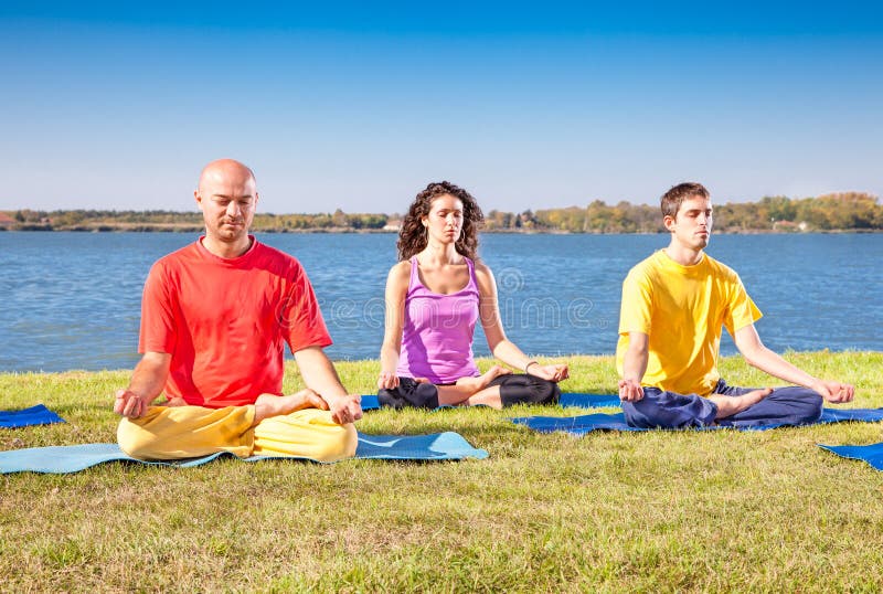 De groep jonge mensen heeft meditatie op yogaklasse royalty-vrije stock foto's De groep jonge mensen heeft meditatie op yogaklasse royalty-vrije stock foto's